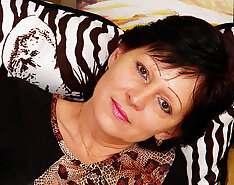Hot mature slut playing with herself
