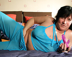 Housewife Rita loves to play with herself