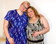 Two chubby mature lesbians go at it
