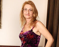 Horny mature slut playing with her pussy