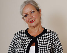 Mature British housewife shows she still got what it takes