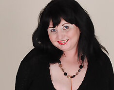 British housewife shows off her great tits and big ass