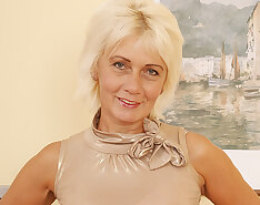Sexy mature housewife loves to play with herself