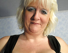 This hot mature mama gets dripping wet from her toy
