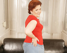 Chubby mature mama playing with her hairy pussy