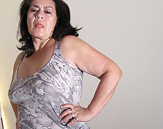 Mature Karen loves to get herself wet